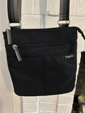Baggallini BLack Crossbody with Wide Strap Great Condition